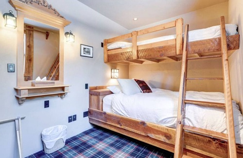 Town Centre Hotel | Downtown Canmore-7 Guests