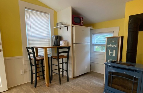 Bristol Cottage | Downtown Cottage! Sleeps 5! Fully fenced in. Near wedding venues + Roger Will U!