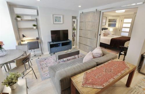 Logan Circle Apartment | Downtown DC Awaits with Parking Permit