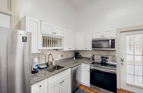 Southtown House | Downtown duplex with patio, enclosed backyard, washer/dryer, streaming, AC, WiFi