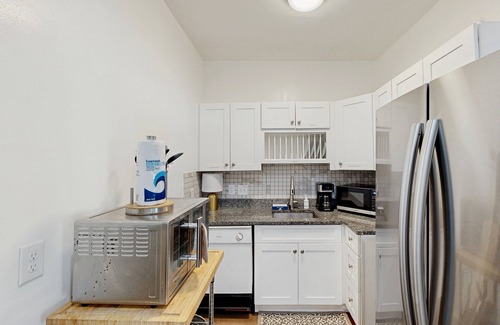 Southtown House | Downtown duplex with patio, enclosed backyard, washer/dryer - near downtown
