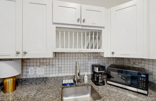 Southtown House | Downtown duplex with patio, enclosed backyard, washer/dryer - near downtown