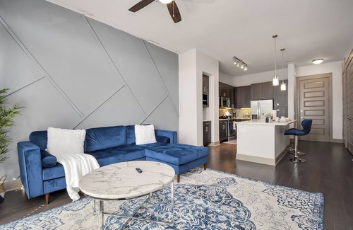 South Central Houston Apartment | Downtown Elegance: Upscale Hideaway/King Bed/Free Garage Parking