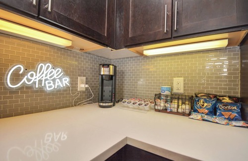 South Central Houston Apartment | Downtown Elegance: Upscale Hideaway/King Bed/Free Garage Parking