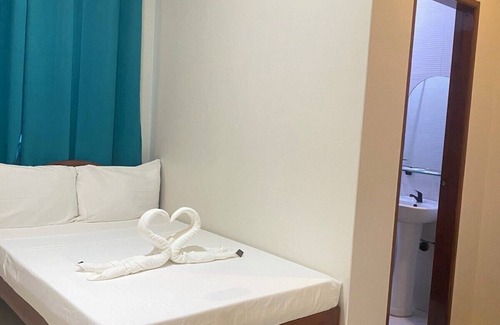 Puerto Princesa City Centre Hotel | Downtown Getaway: Cozy Stay by Miss Sophie's - 3minAirport/1minCapitol/AC/WiFi+