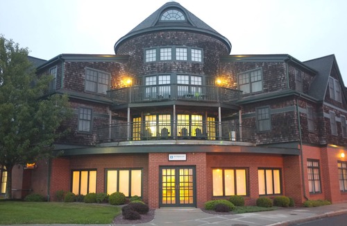 The Point Condo | Downtown Harbor Resort/Boat Show/Parking/Pool/Hot Tub/BBQ! Wyndham Long Wharf