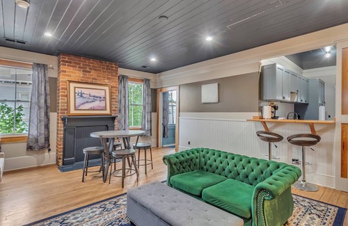 Savannah Victorian District House | Downtown Historic 4BR Home – Porch, Courtyard & Charm, Walk to Forsyth Park