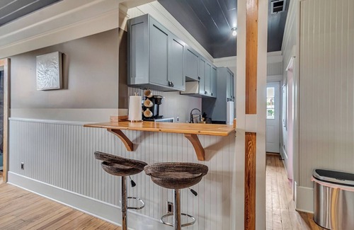 Savannah Victorian District House | Downtown Historic 4BR Home – Porch, Courtyard & Charm, Walk to Forsyth Park