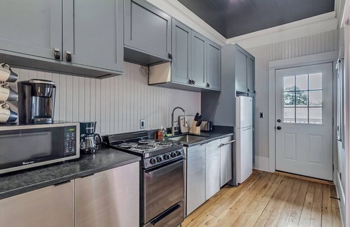 Savannah Victorian District House | Downtown Historic 4BR Home – Porch, Courtyard & Charm, Walk to Forsyth Park