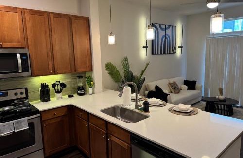 Central Business District Apartment | Downtown Modern Elegance Suite with Free Parking, Pool, WIFI and a King Bed