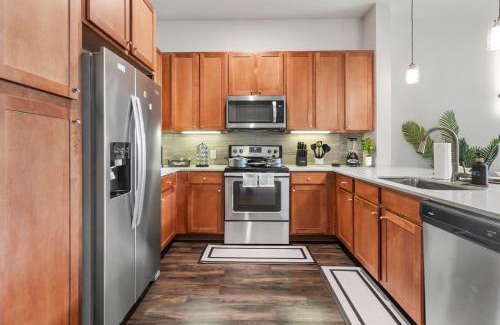 Central Business District Apartment | Downtown Modern Elegance Suite with Free Parking, Pool, WIFI and a King Bed