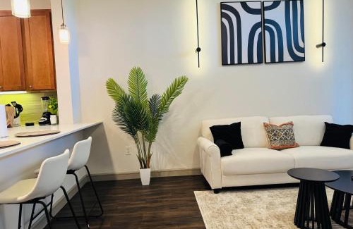 Central Business District Apartment | Downtown Modern Elegance Suite with Free Parking, Pool, WIFI and a King Bed