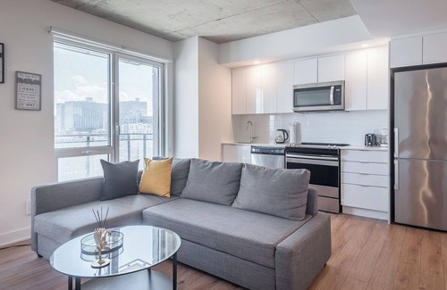 Quartier des Spectacles Apartment | Downtown Montreal 1BR | Sleeps 4