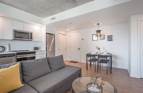Quartier des Spectacles Apartment | Downtown Montreal 1BR | Sleeps 4
