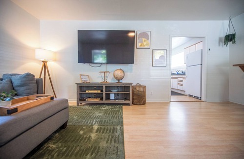 Murphy House | Downtown Rogue River, Game Room, 70" Smart TV, Two Minutes to I-5