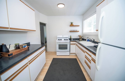 Murphy House | Downtown Rogue River, Game Room, 70" Smart TV, Two Minutes to I-5