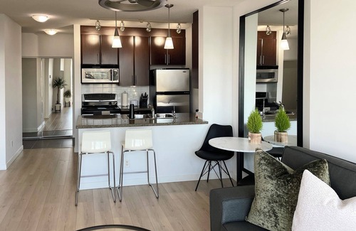 Central Condo | Downtown Vancouver with False Creek View, across from Rogers Arena & BC Place