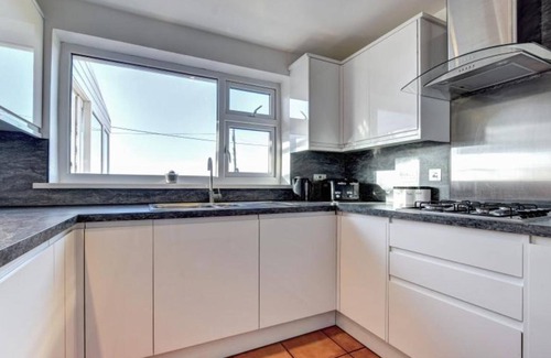 Porthtowan House | Dramatic sea views, 5 min walk to the beach. Pet and family friendly.