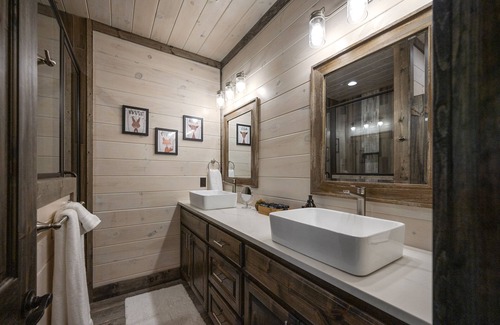Broken Bow Cabin | Dreams & Streams - Luxury Cabin w/ Two Bunk Rooms, Perfect for Large Groups