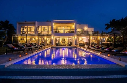 Montego Bay Villa | Dreamtime 6-Beachfront, Butler, Chef, Driver, Modern