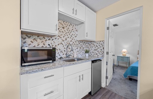 Seminole House | Dreamy 5 Bed, Heated Pool, 2 Miles from BEACH/2 Master Suites