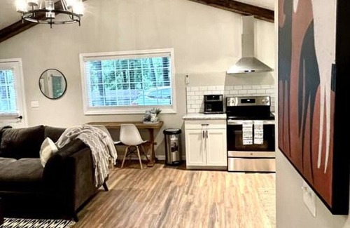 Cadiz Cottage | Dreamy Cottage Getaway w/Sunset Lakeview