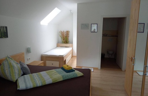 Stadl-Predlitz House | Dreibettzimmer, Dusche, WC, Bergseite - Gasthof zum Postwirt