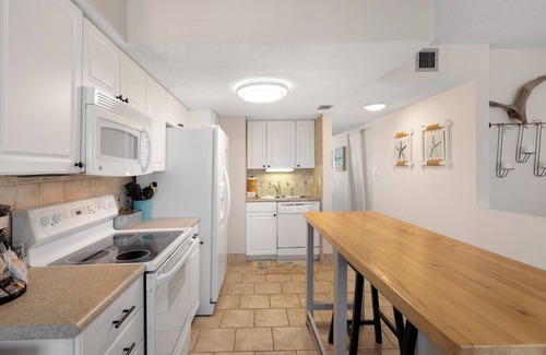 Sunnyside Condo | Drift On Inn - Pinnacle Port Gulf-Front Condo with Community Pool & Tennis