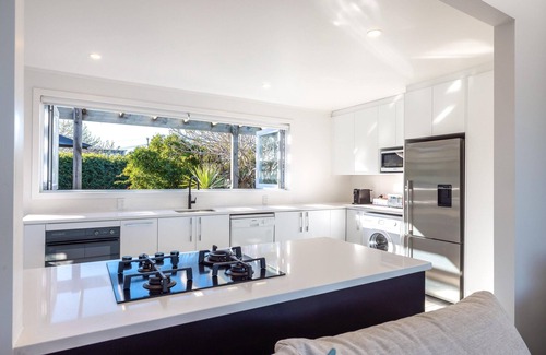 Blackpool House | Driftwood Beach House - Driftwood Beach House is a newly renovated modern family home with three bedrooms, two bathrooms a large kitchen and a spa pool. Located on the shores of Blackpool Beach in Oneroa on a quiet (access only) road this is a beauti