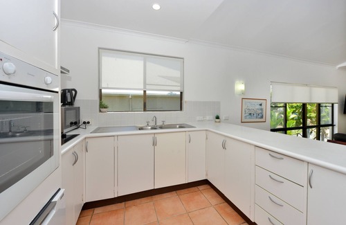 Port Douglas Hotel | Driftwood Mantaray