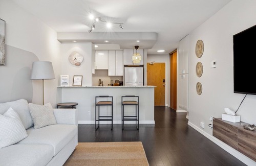 Downtown Vancouver Apartment | DT Penthouse| Free Parking| Balcony| 9min to Beach