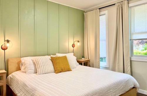 Renton Apartment | DT Stylish & Newly Renovated Home 2BR Sea Tac 6 Miles with AC