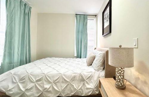 Renton Apartment | DT Stylish & Newly Renovated Home 2BR Sea Tac 6 Miles with AC