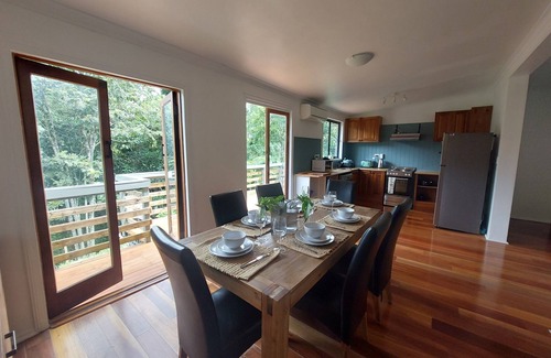 Maleny Cottage | Duckbills Cottage has the convenience of town living but with rural nature feel