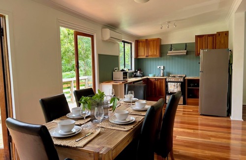 Maleny Cottage | Duckbills Cottage has the convenience of town living but with rural nature feel