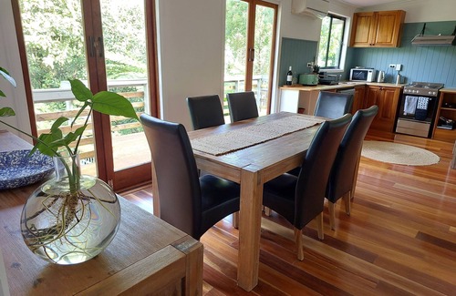 Maleny Cottage | Duckbills Cottage has the convenience of town living but with rural nature feel