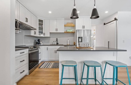 Southeast Calgary Apartment | Duke & Duchess | Central | Upscale | Families/Pets