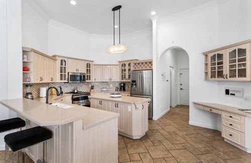 Dunedin Villa | Dunedin Lux 5BR Villa w/heated saltwater pool & spa, patio, putting green & BBQ