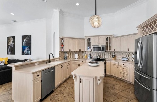 Dunedin Villa | Dunedin Lux 5BR Villa w/heated saltwater pool & spa, patio, putting green & BBQ