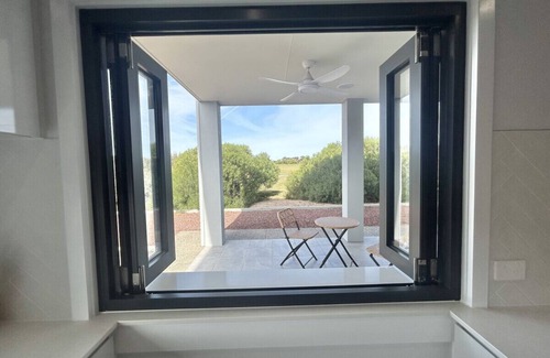 Port Hughes Apartment | Dunes View - Designer Home with Golf Course Frontage