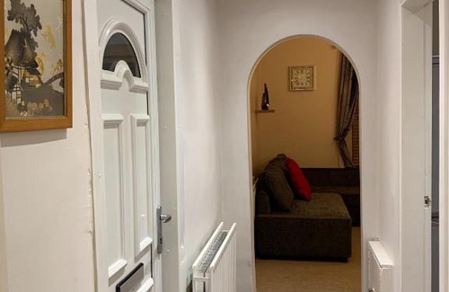 Dunfermline Apartment | Dunfermline GF flat, 5 min walk to Train St. and High St.