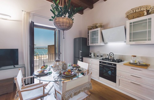 Ortigia Apartment | DuoMo SeaView Design-Luxurious, renovated and air-conditioned-Sea View-Free WiFi
