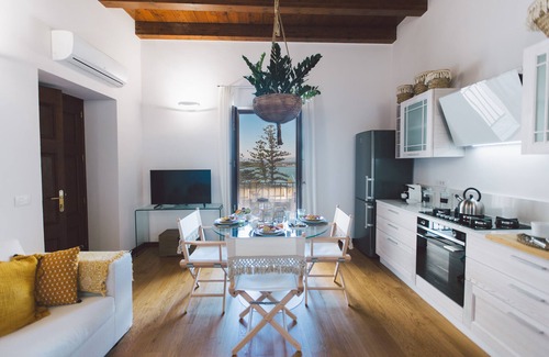 Ortigia Apartment | DuoMo SeaView Design-Luxurious, renovated and air-conditioned-Sea View-Free WiFi