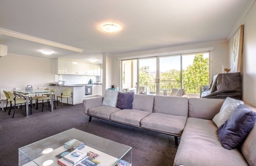 Turner Apartment | Duplex 3B2B apt in Braddon close to CITY Free WIFI two Parking spots