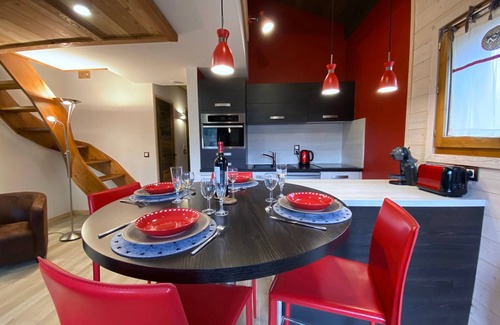 Les Praz-de-Chamonix Apartment | Duplex chalet with wood stove, parking and WiFi