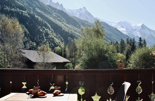 Les Praz-de-Chamonix Apartment | Duplex chalet with wood stove, parking and WiFi