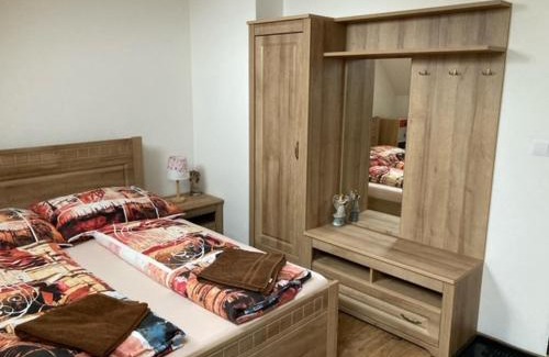 Vranov nad Toplou Apartment | Dvojlôžková izba s vlastnou kúpelňou v priemyselnej zóne