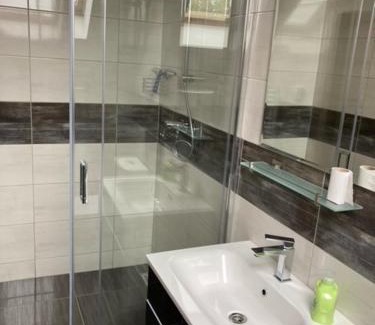 Vranov nad Toplou Apartment | Dvojlôžková izba s vlastnou kúpelňou v priemyselnej zóne