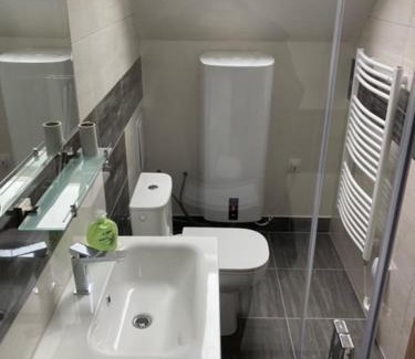 Vranov nad Toplou Apartment | Dvojlôžková izba s vlastnou kúpelňou v priemyselnej zóne