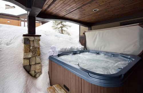 Big White Ski Resort Ski Chalet | Dwight Out Chalet with Hot Tub
